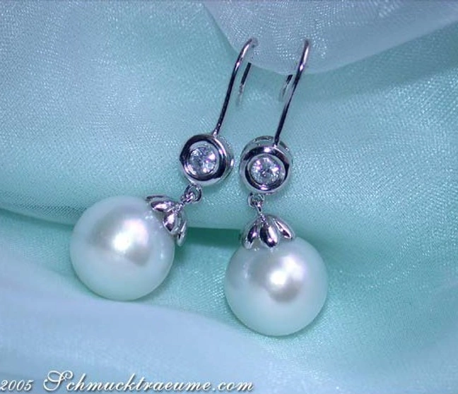 Weißgold 585 Ohrhänger mit Südseeperlen und Brillanten, Detailaufnahme Weißgold 585 Ohrhänger mit Südseeperlen und Brillanten, Detailaufnahme
