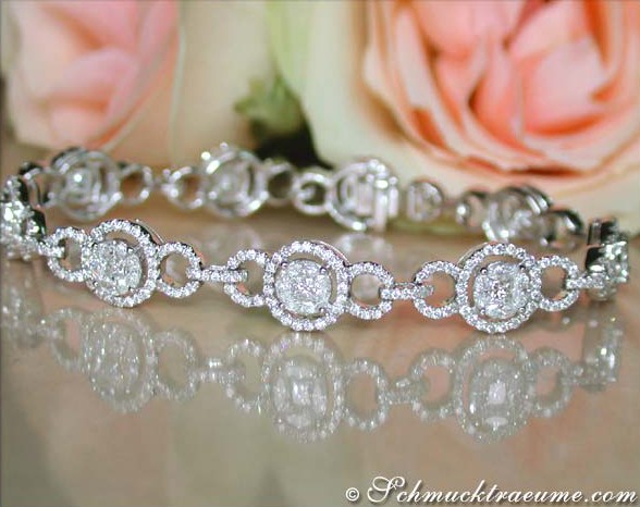Diamant-Armband im Illusion-Design mit Rosen im Hintergrund