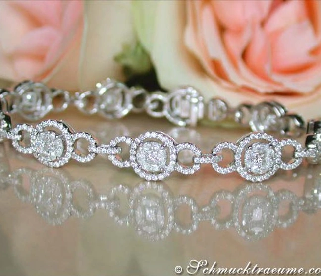Diamant-Armband im Illusion-Design mit Rosen im Hintergrund Diamant-Armband im Illusion-Design mit Rosen im Hintergrund