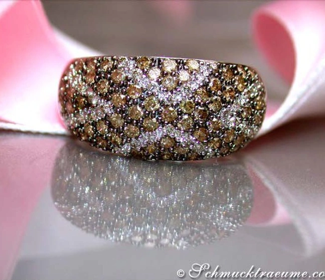 Klassischer Ring mit cognac-braunen und weißen Diamanten auf Weißgold 585 Klassischer Ring mit cognac-braunen und weißen Diamanten auf Weißgold 585