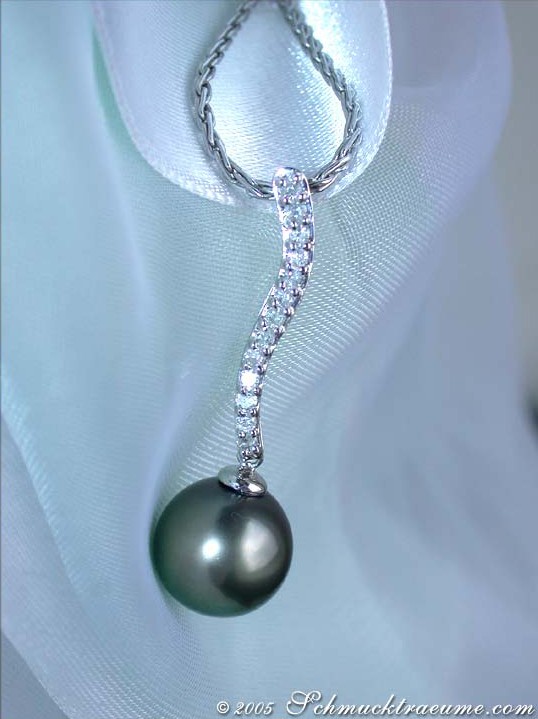 Weißgold-Tahitiperlen-Anhänger mit Brillanten, detailreich, elegant, auf weißem Samt.