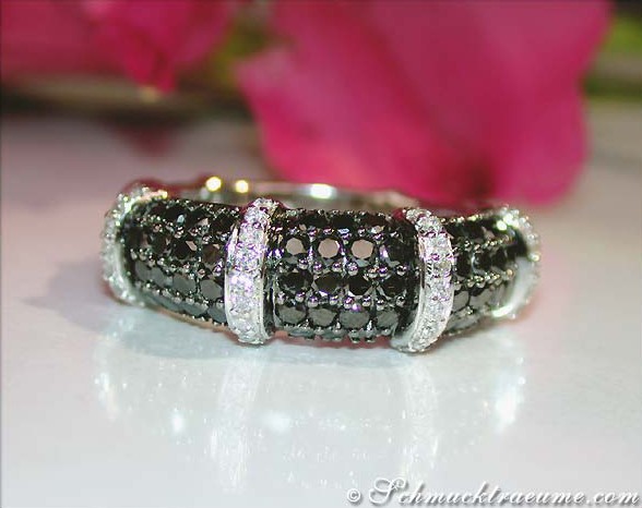 Schwarz-Weiß-Diamant-Ring, Detailaufnahme, schimmernd, Edelstahl, Strass-Verzierung