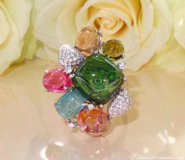 Weißgold-Ring mit Multicolor Turmalin und Diamanten, detailreich, auf Rosenblüte liegend. Weißgold-Ring mit Multicolor Turmalin und Diamanten, detailreich, auf Rosenblüte liegend.
