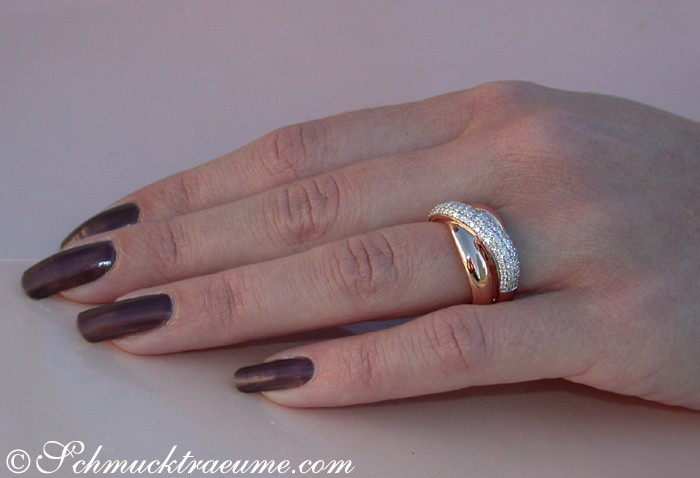Roségold-Ring mit überkreuzten Diamanten, Detailaufnahme, elegant, zeitlos.