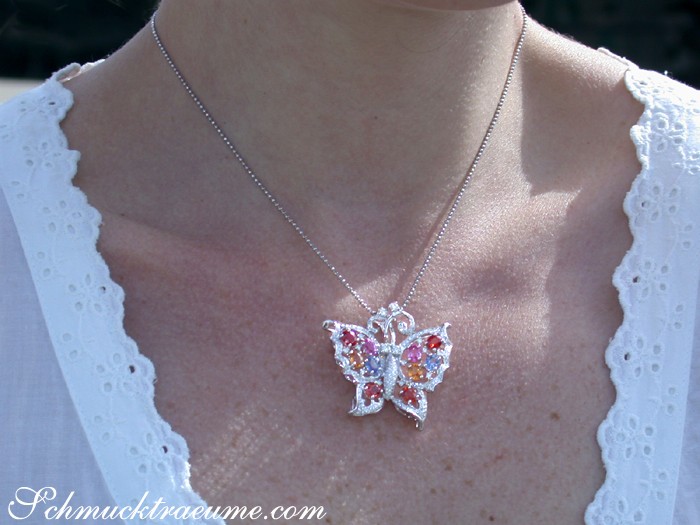 Schmetterling-Anhänger aus Weißgold mit farbenfrohen Regenbogen-Saphiren und Brillanten