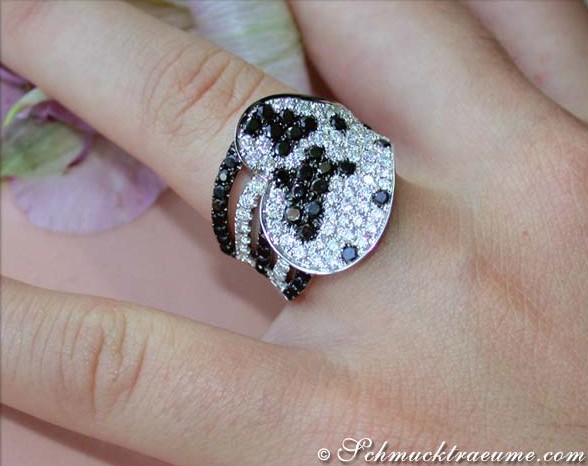 Schwarz-weiß-Diamant-Ring mit Detailaufnahme auf Hand, elegant gestaltet