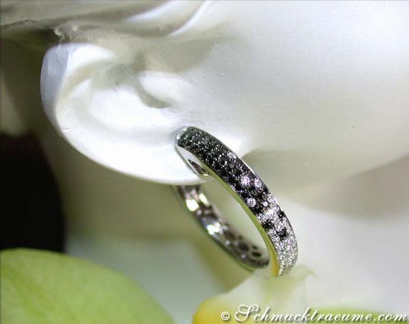 Schwarze Diamanten Creolen mit 150 Diamanten auf weißem Hintergrund