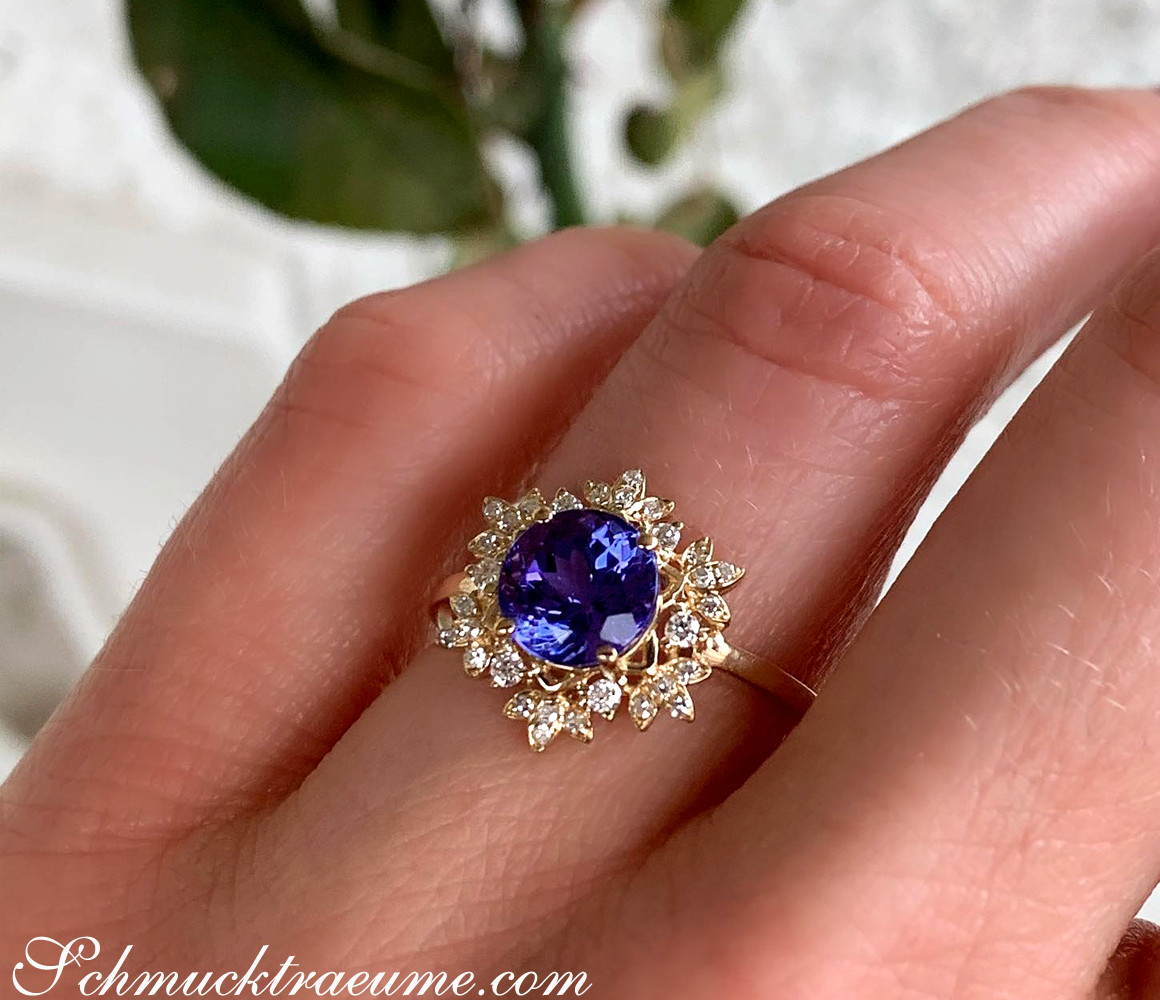 Goldener Tansanit-Ring mit Diamanten im Schneeflocken-Design auf Handfinger
