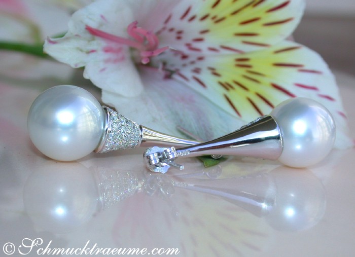 Perlenohrringe mit Diamanten, Detailaufnahme auf Blüte, elegant und luxuriös