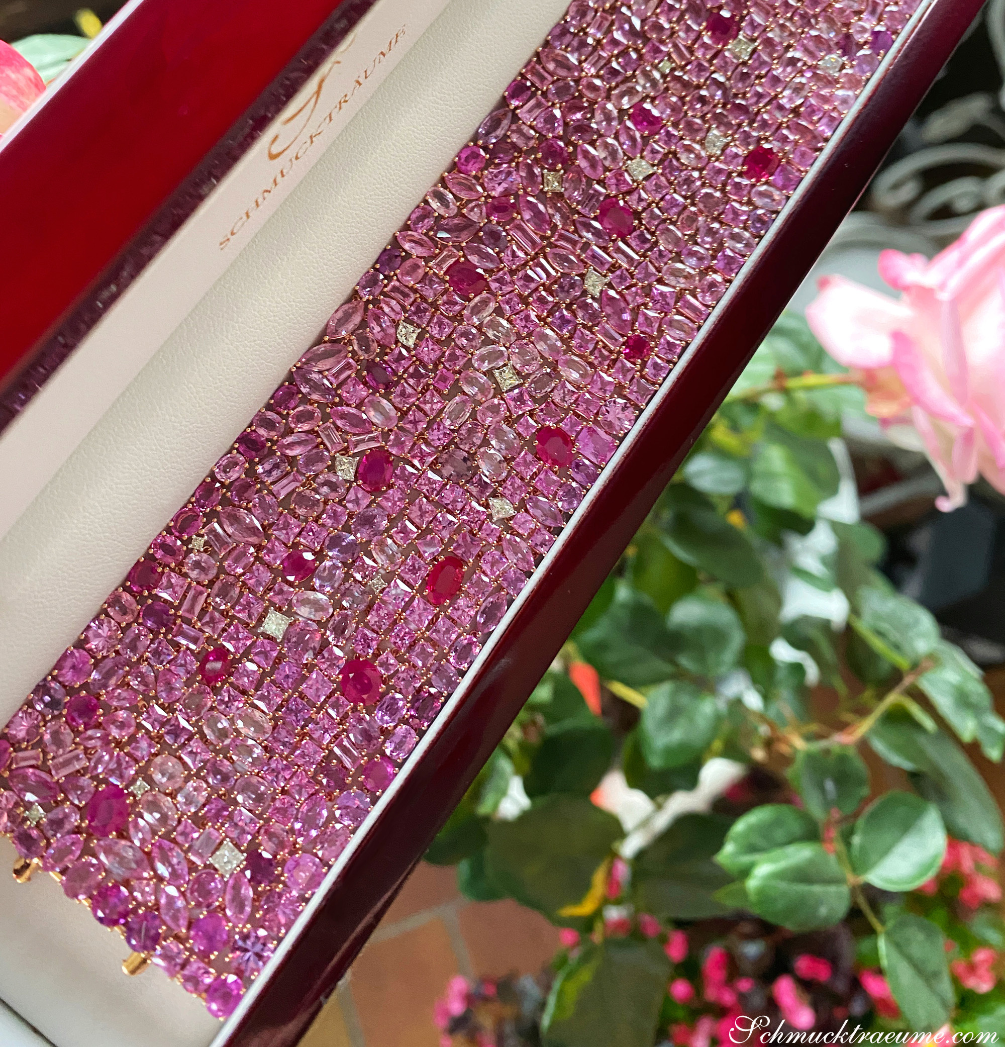 Pinkes Saphir-Armband mit 485 Steinen, 115,07 ct., Roségold 750, Detailaufnahme