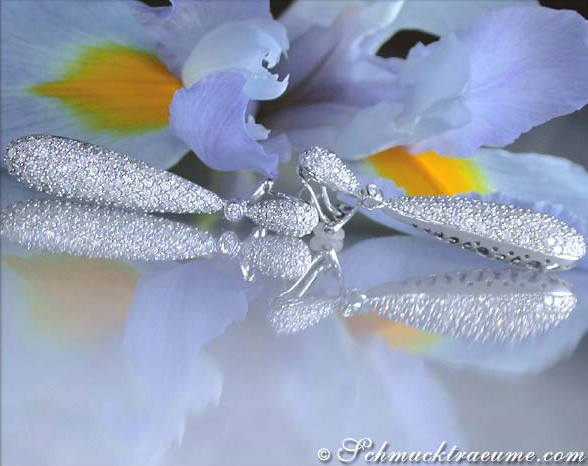 Detailansicht von Diamanten-Ohrringen, glänzendes Weißgold, funkelnd, auf Irisblüte reflektiert