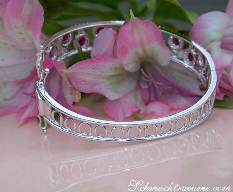 Silberner Armreif mit Rubinen und Brillanten, Detailaufnahme, elegant, floraler Hintergrund