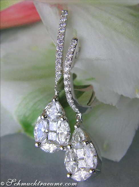 Weißgold-Tropfen-Ohrring mit Diamanten, Detailaufnahme, elegant und fein.