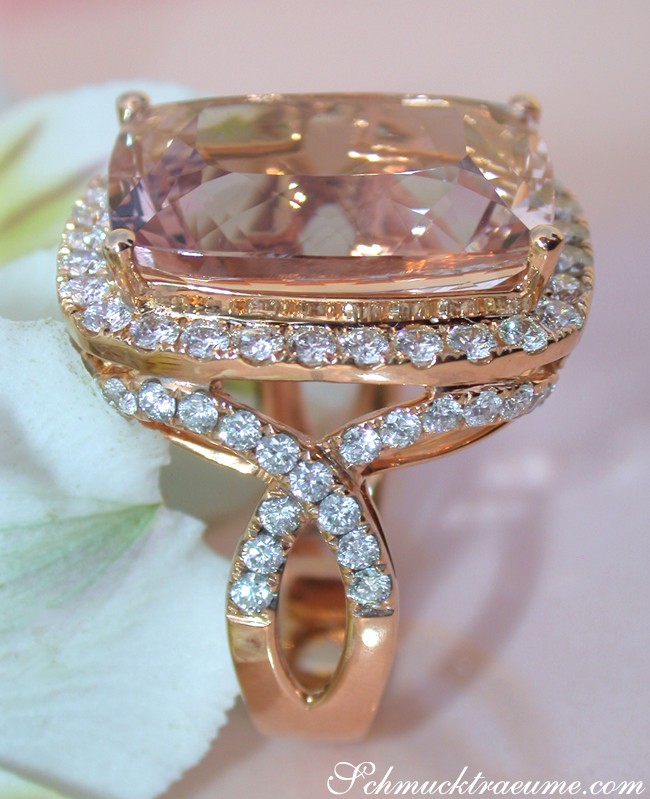 Raffiniertes Roségoldring mit prächtigem Morganit und Diamantbesatz