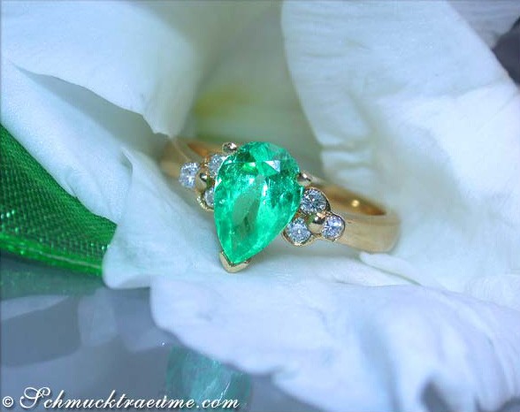 Gelbgold 750 Smaragd Tropfen Ring mit Diamanten