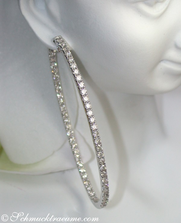 Ovale Creolen aus Weißgold 750 mit Brillanten, Detailansicht auf Puppenohr