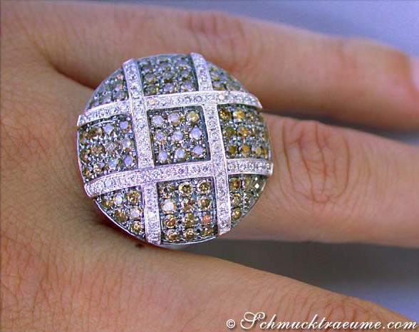 Runder Ring mit naturbraunen und weißen Brillanten, Gelbgold 585