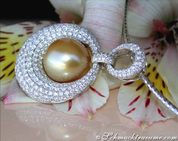 Weißgold-Anhänger mit goldener Perle und Diamanten, Detailaufnahme auf Blütenblatt liegend