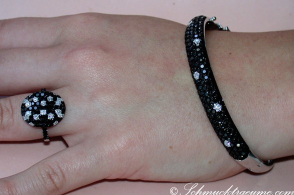 Schwarzer Diamanten-Armreif mit 4.450 Karat in Weißgold 585, Detailaufnahme auf Hand.