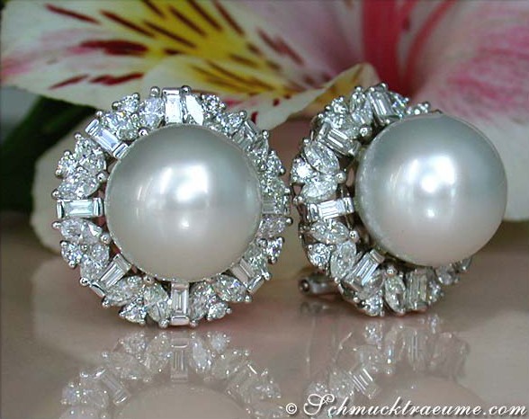 Südseeperlen-Ohrstecker mit Diamanten, detailreich, weißgold, Blütenhintergrund