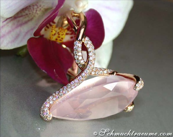 Rosenquarz-Tropfenring mit Brillanten in Roségold 750, detailreich, elegant, auf Blüte abgestimmt