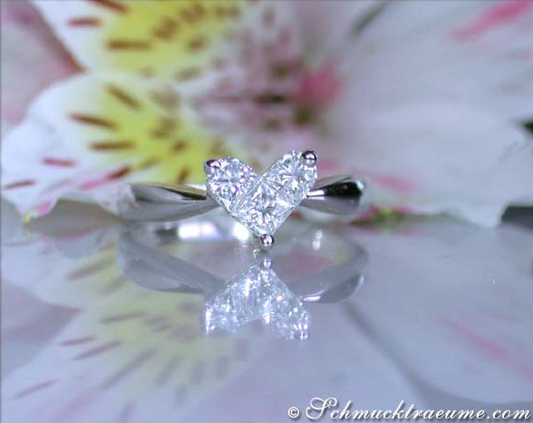 Herzform-Diamant-Ring aus Weißgold 750, Detailaufnahme mit Blütenhintergrund