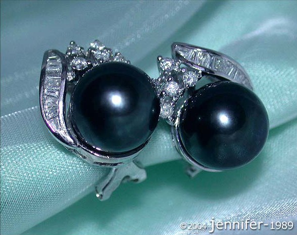 Detailaufnahme von Tahitiperlen-Ohrsteckern mit Diamanten in Weißgold.