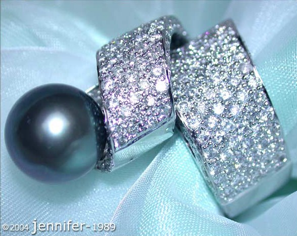 Vollmassiver Tahitiperlen-Ring mit Brillanten in Weißgold, Detailaufnahme auf silberner Seide