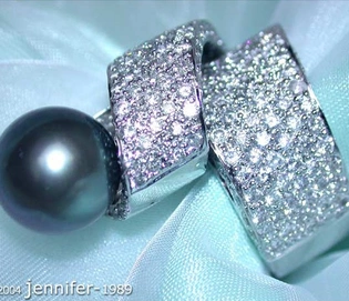 Vollmassiver Tahitiperlen-Ring mit Brillanten in Weißgold, Detailaufnahme auf silberner Seide