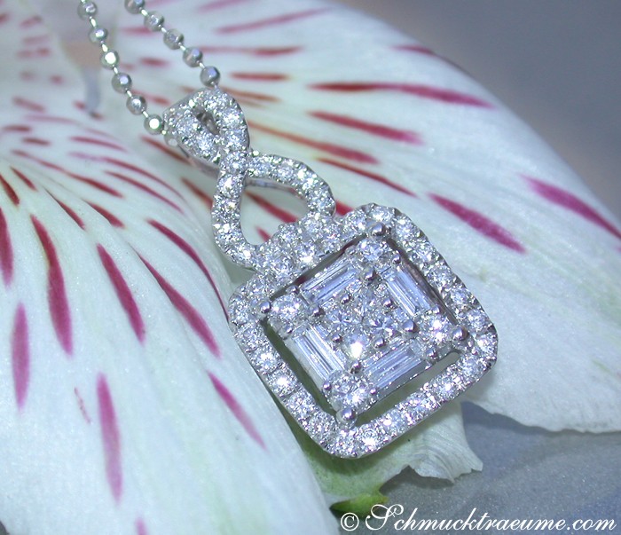 Weiße Diamantanhänger in Weißgold, Detailaufnahme mit funkelnden Brillanten.