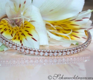 Blumig präsentierter Roségold-Armreif mit Brillanten, Detailaufnahme