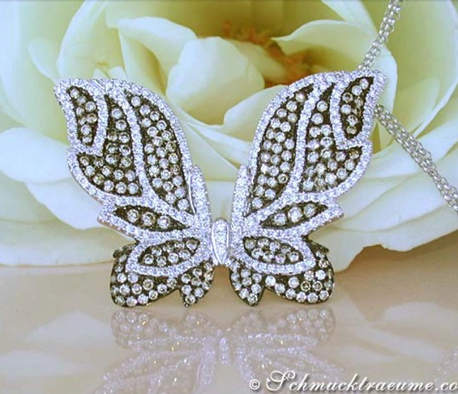 Schmetterlingsanhänger mit naturbraunen und weißen Brillanten, detailreich, auf Kette getragen Schmetterlingsanhänger mit naturbraunen und weißen Brillanten, detailreich, auf Kette getragen