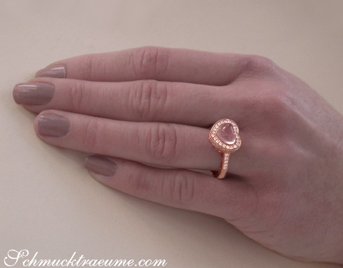 Rosenquarz Herz Ring in Roségold 750, detailreich, Hand getragen