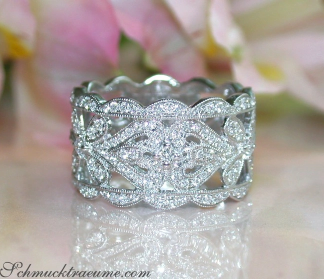 Diamantbandring im Antik-Stil mit feinen Verzierungen, Detailaufnahme, elegant. Diamantbandring im Antik-Stil mit feinen Verzierungen, Detailaufnahme, elegant.