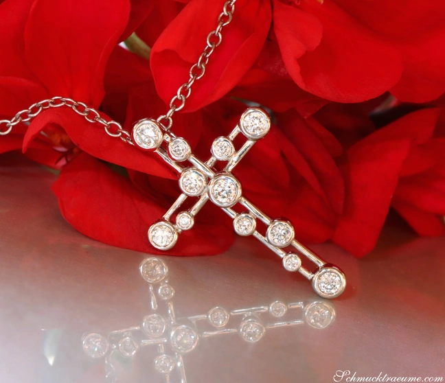 Raffiniertes Brillantenkreuz-Anhänger mit 0.400 Karat, Weißgold 750, vor roten Rosenblättern. Raffiniertes Brillantenkreuz-Anhänger mit 0.400 Karat, Weißgold 750, vor roten Rosenblättern.
