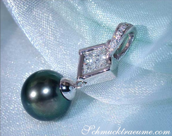 Weißgold-Anhänger mit Tahitiperle und Diamantbesatz