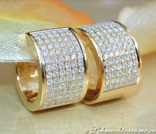 Goldene Creolen mit dichter Brillantenbesatzung, detailreich, elegant.