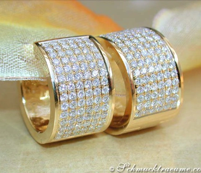 Goldene Creolen mit dichter Brillantenbesatzung, detailreich, elegant. Goldene Creolen mit dichter Brillantenbesatzung, detailreich, elegant.