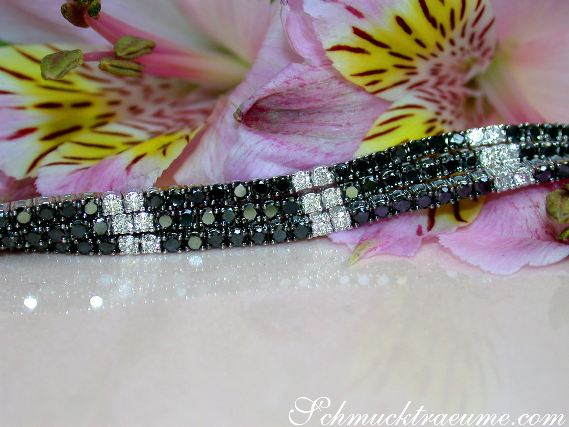 Blumenblüte mit schwarz-weißem Diamant-Armband, Detailaufnahme