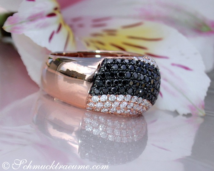 Schwarz-weiß-Diamant-Ring mit Wellen-Design auf Blüte.
