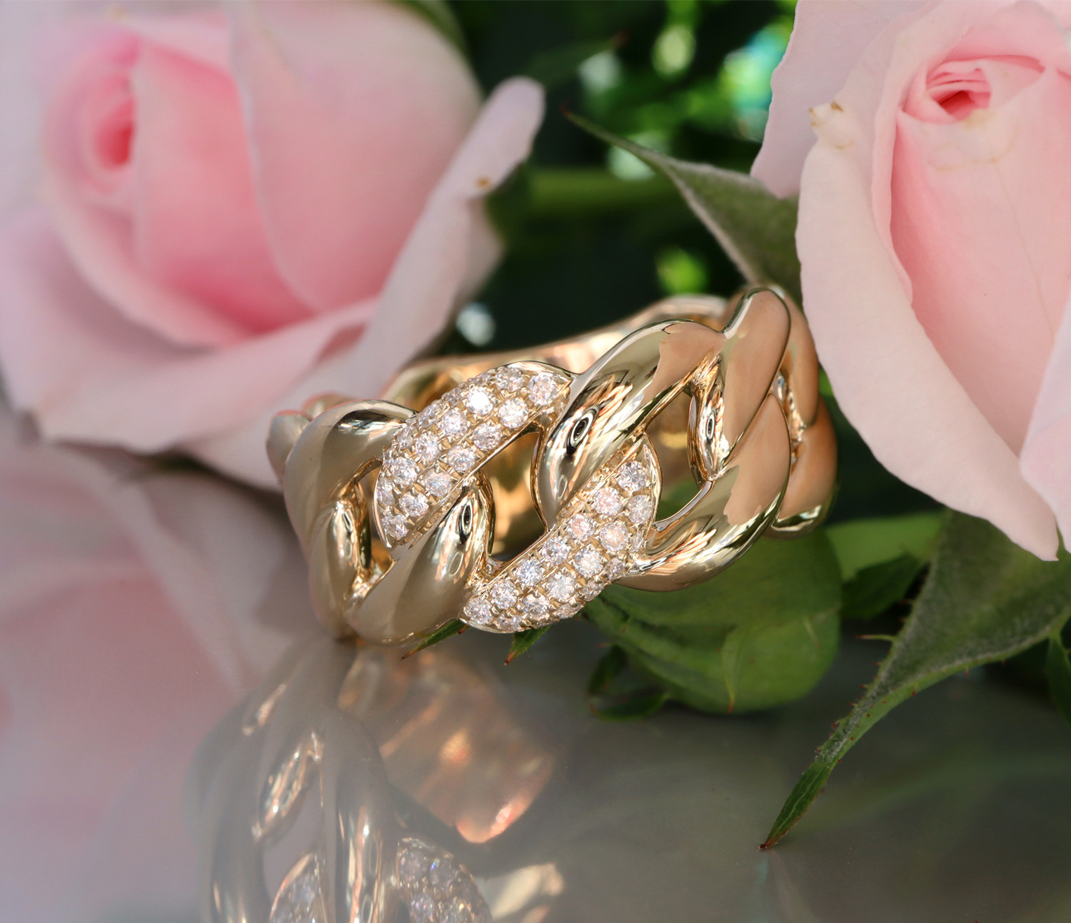 Goldener Panzerketterring mit Brillanten auf Rosenblüten