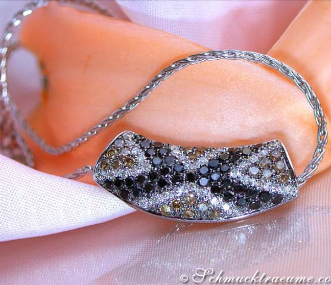 Weißgold-Anhänger mit Diamanten in verschiedenen Farben, detailreich, elegant. Weißgold-Anhänger mit Diamanten in verschiedenen Farben, detailreich, elegant.