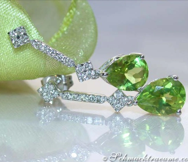 Peridot-Tropfen-Ohrstecker mit Diamanten in Weißgold 585, Detailaufnahme Peridot-Tropfen-Ohrstecker mit Diamanten in Weißgold 585, Detailaufnahme