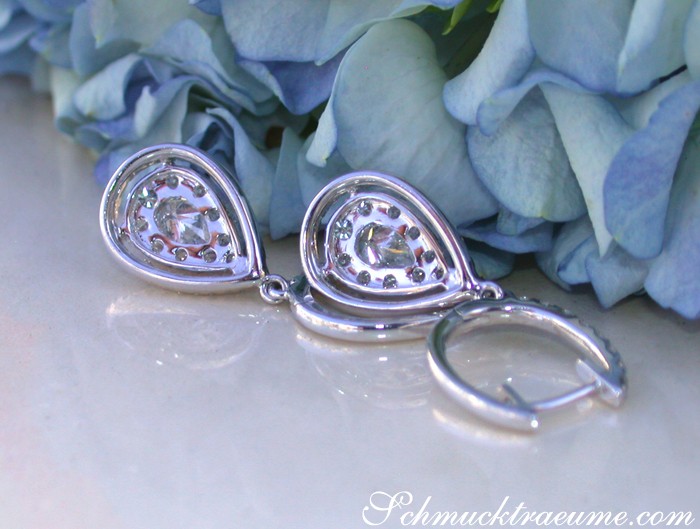 Silberne Diamant-Tropfen-Ohrhänger mit Kristallen, blauer Hintergrund