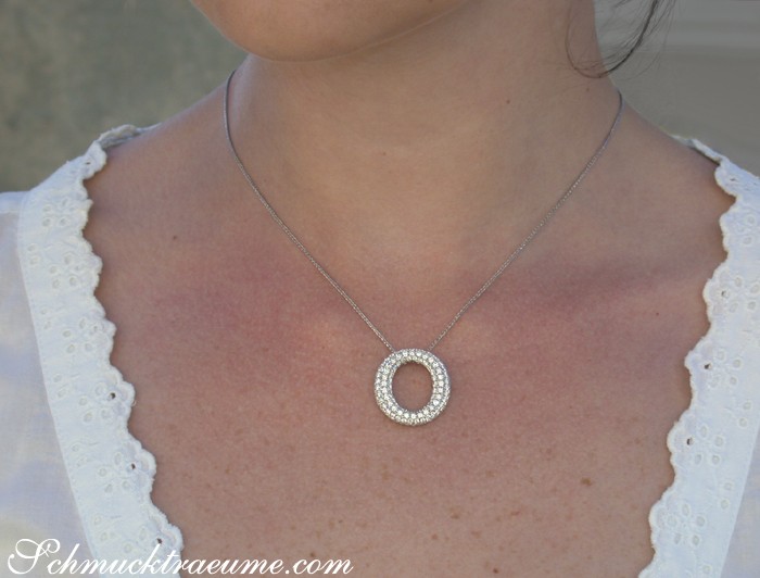 Klassischer Brillanten Kreis Anhänger in Weißgold, Detailansicht auf Hals