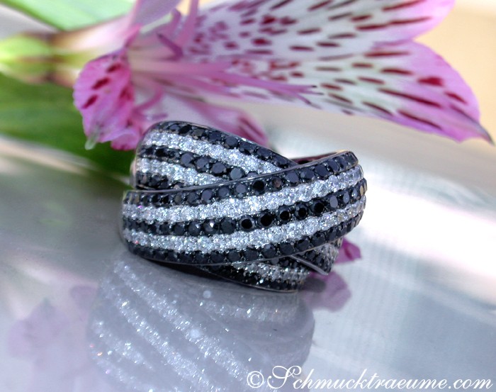 Schwarz-Weiß-Diamant-Ring mit 3.730 Karat, Detailaufnahme auf glänzendem Hintergrund, stilvoll.