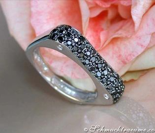 Schwarzdiamant-Ring mit 0,550 Karat, Weißgold 585, Detailaufnahme auf Rosenblüte.