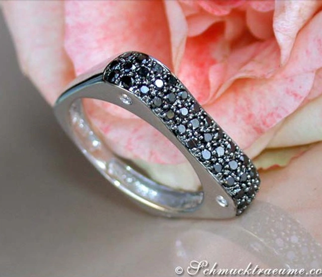 Schwarzdiamant-Ring mit 0,550 Karat, Weißgold 585, Detailaufnahme auf Rosenblüte. Schwarzdiamant-Ring mit 0,550 Karat, Weißgold 585, Detailaufnahme auf Rosenblüte.