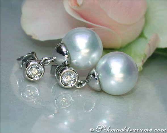 Weißgold-Ohrringe mit 0.350 Karat Brillanten und 11-12 mm Südseeperlen, Detailaufnahme.