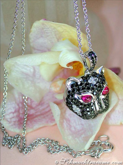 Detailansicht des Panther-Anhängers mit schwarzen Diamanten und funkelnden Rubinen